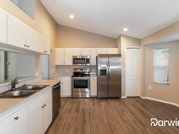 4th image of 8375 Greystone Dr