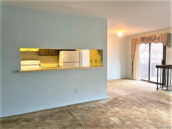 4th image of 1077 Green Meadows Dr
