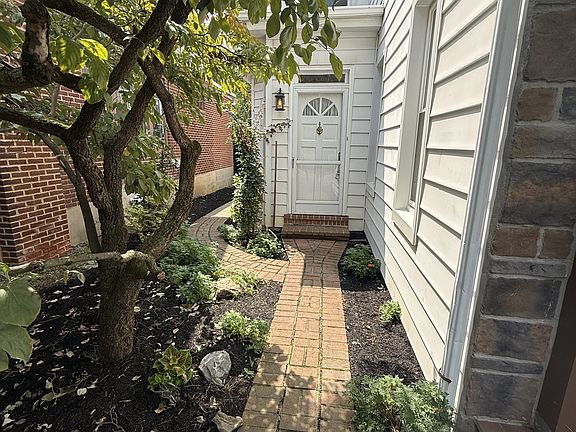 4th image of 315 E Main St