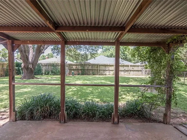 124 Napoleon Dr — Photo 14