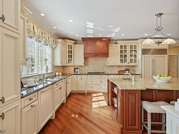 5th image of 12 Fox Hollow Rd