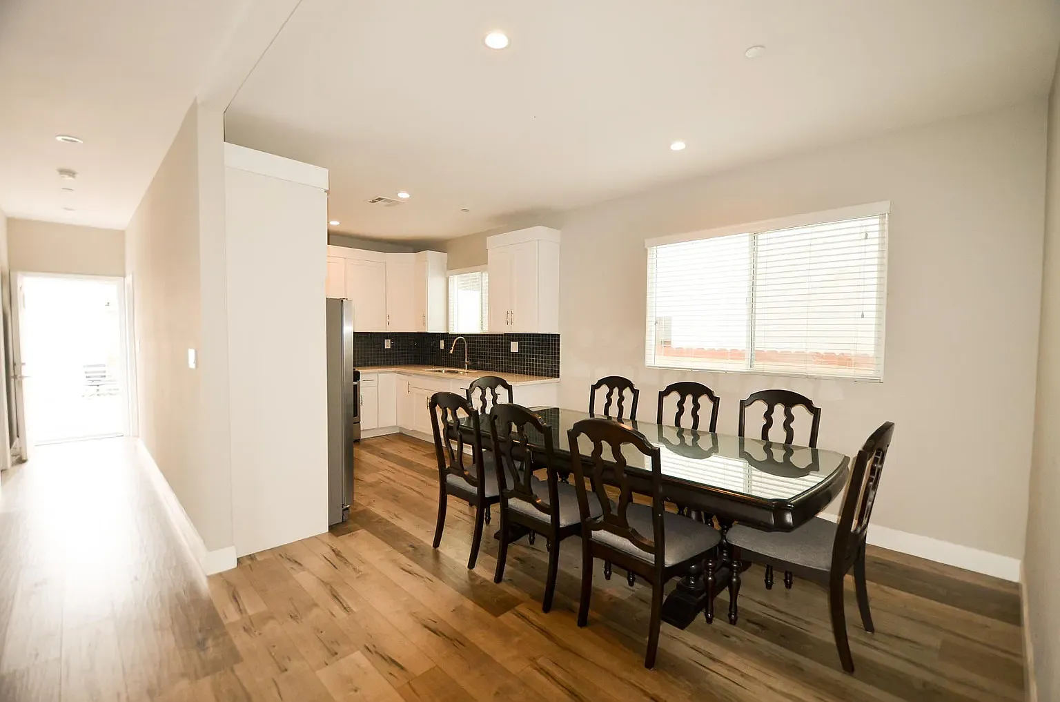 5 bed, 2000 sqft, $4,300 — Photo 3