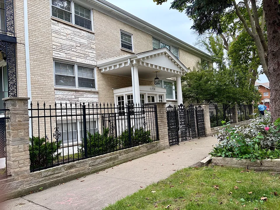 2538 W Arthur Ave #2