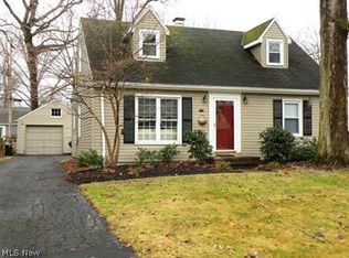 555 Oakmoor Rd, Bay Village, OH 44140