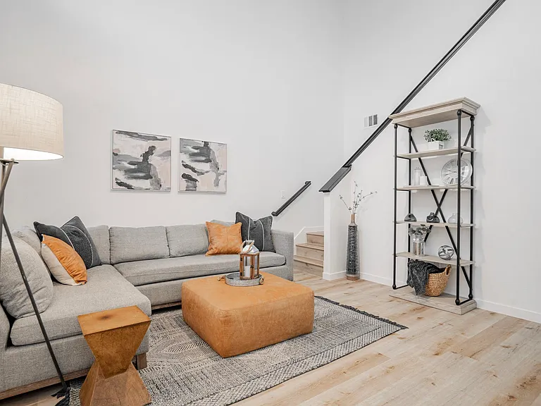 323 Celia Cir — Photo 2