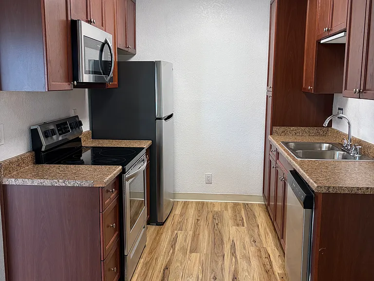 1905 E Grand Ave #10 — Photo 4