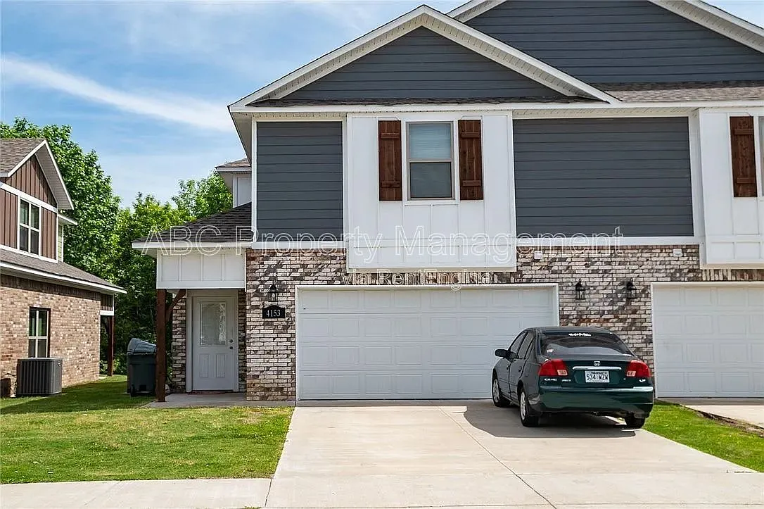3 bed, 3.5 bath, 1976 sqft, $1,500 — Photo 2