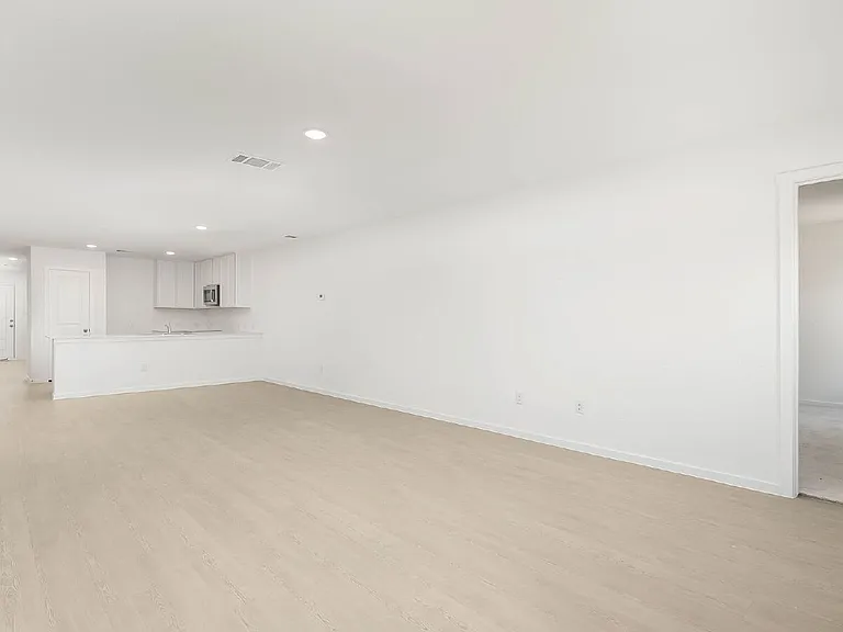 215 Zyra Ave — Photo 3