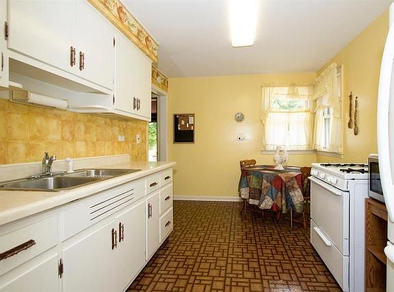 5th image of 10112 Dickens Ave