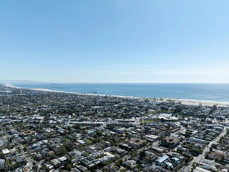 546 Broadway St — Photo 34