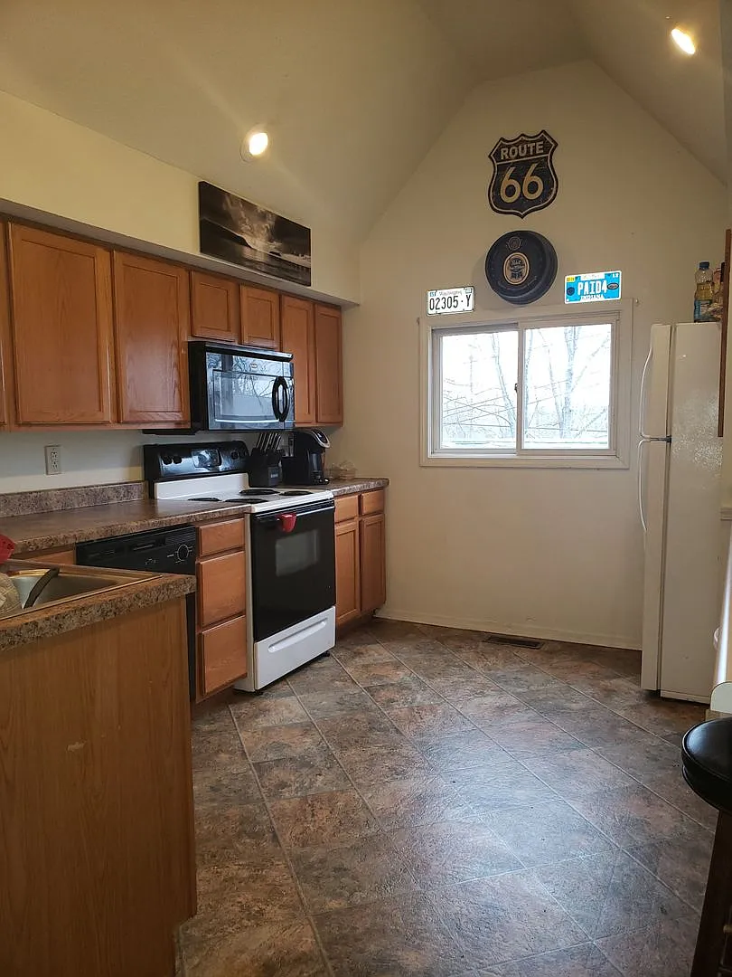 5 bed, 3 bath home on Northside: Available July 2027! — Photo 1