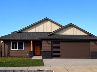 205 SW Quiet Water Ln, Grants Pass, OR, 97527