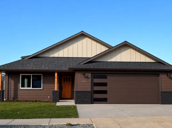 205 SW Quiet Water Ln, Grants Pass, OR 97527
