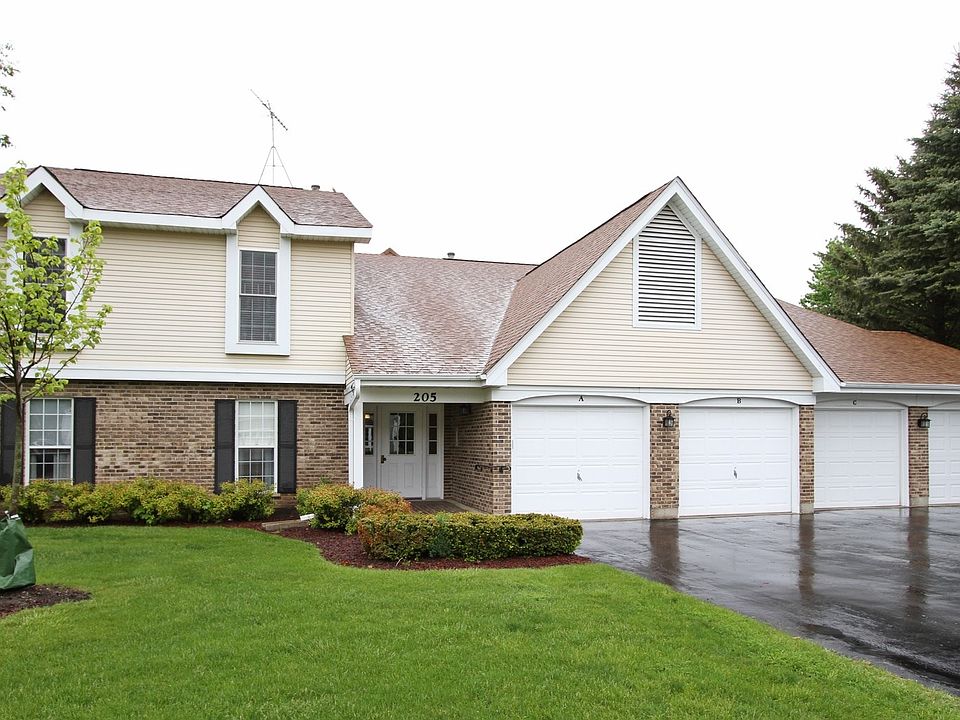 Exterior Front of this lovely Waters Edge Community Condos. This Unit is a first floor unit with a fantastic view overlooking the beautiful green fields.