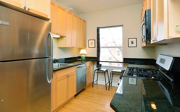 5th image of 2700 W Argyle St Unit 2