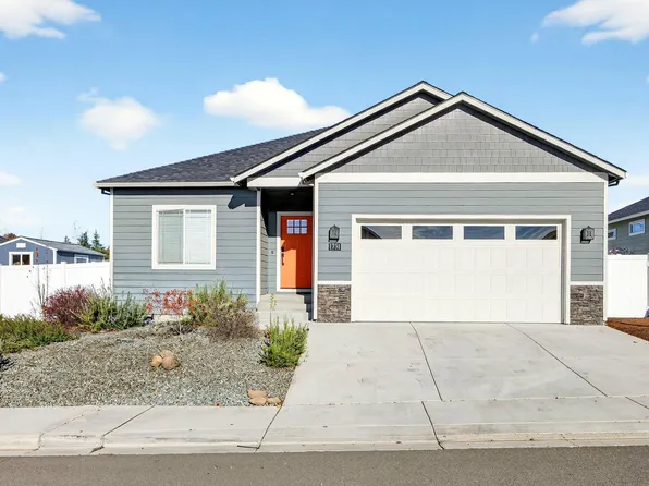 1731 Luxor Ln, Medford, OR 97504