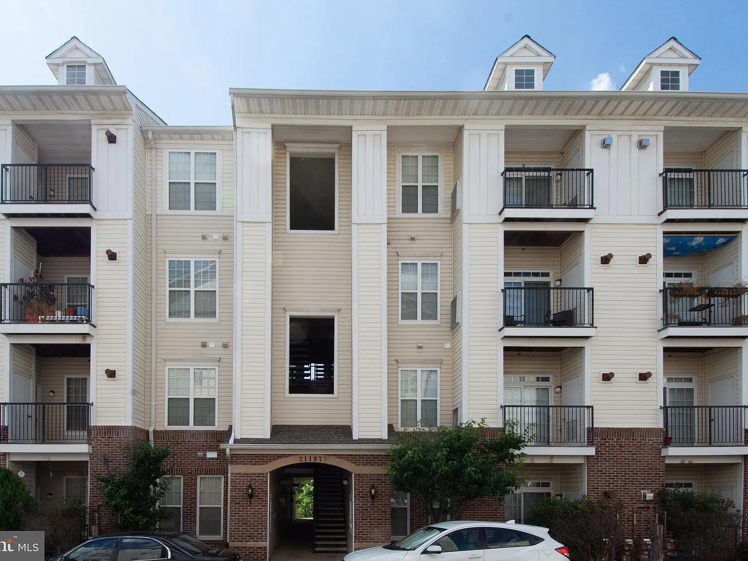 1 bed, 1.0 bath, 908 sqft, $2,100 — Photo 1