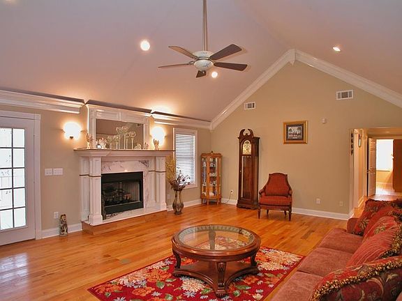 4th image of 433 Amanda Dr