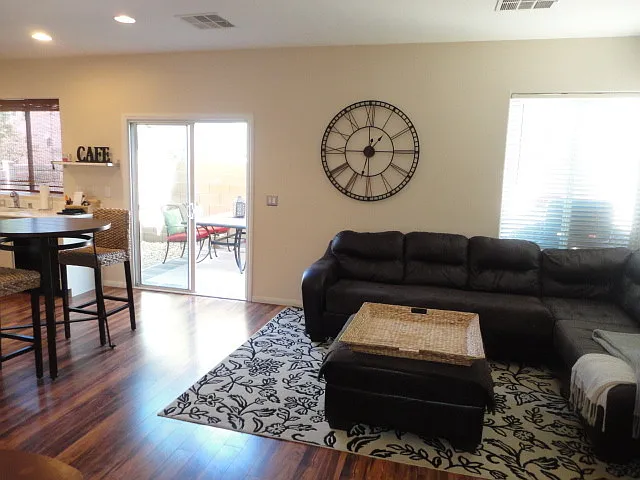 Beautiful 2 Story Home in Mountains Edge. — Photo 4