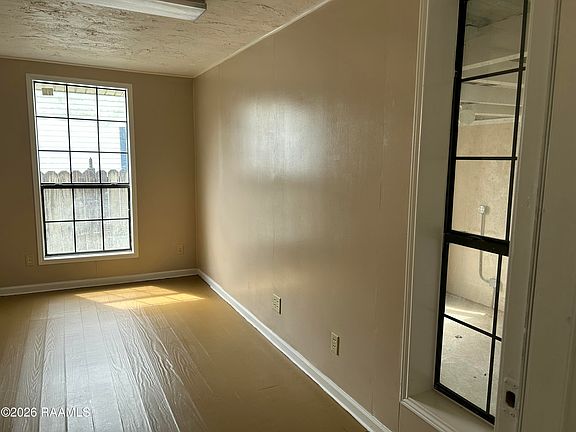 3rd image of 911 Sunset St