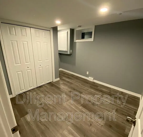 369 Applegrove Ave #LOWER — Photo 25