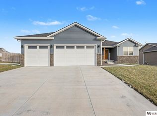 1290 Oakview Dr, Hickman, NE 68372