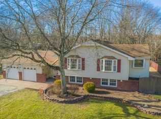 27 Blenheim Rd, Manalapan, NJ 07726