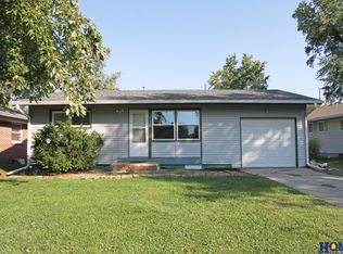 1736 Sunny Hill Rd, Lincoln, NE 68502