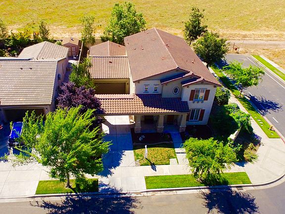Large lot with 4 car garage