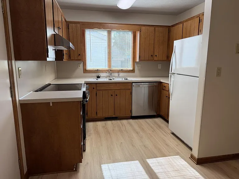 2812 Eastwood Dr — Photo 2