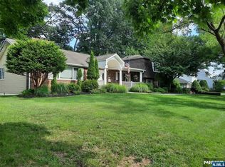 426 Lakeview Dr, Oradell, NJ 07649