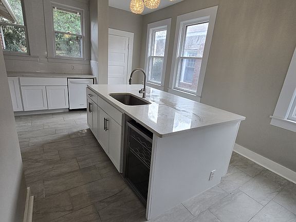 4th image of 109 W 3rd St