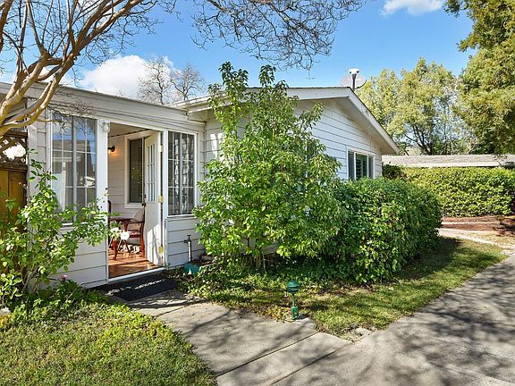 2nd image of 12 Del Rio Court