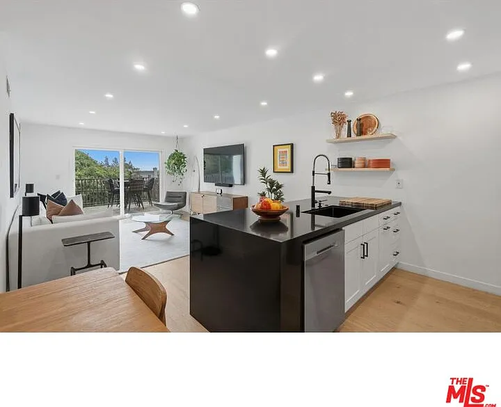 2 bed, 2.0 bath, 990 sqft, $4,300 — Photo 2