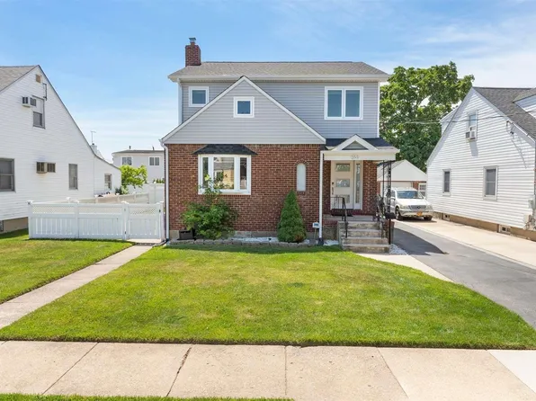 255 Frank Avenue, Mineola, NY 11501