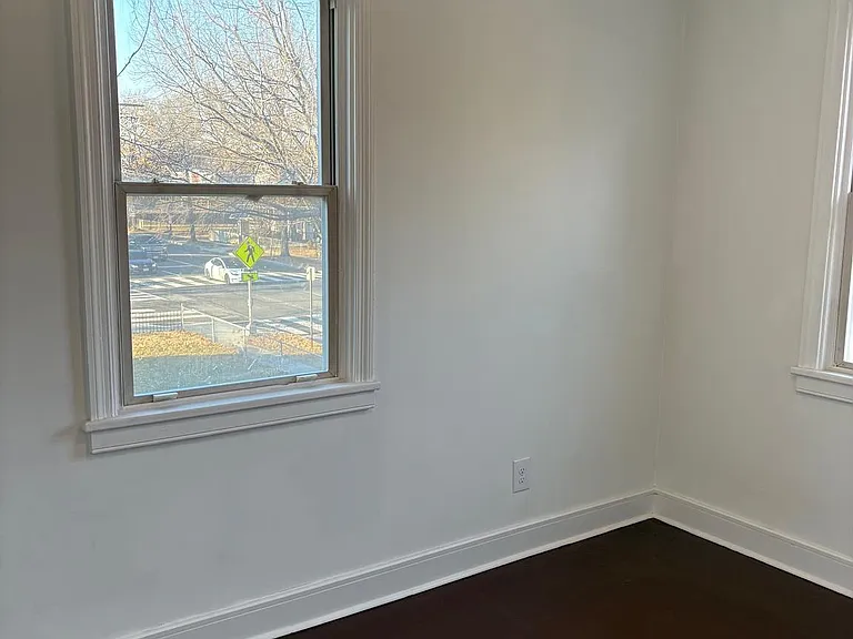 5030 S Dakota Ave NE — Photo 11