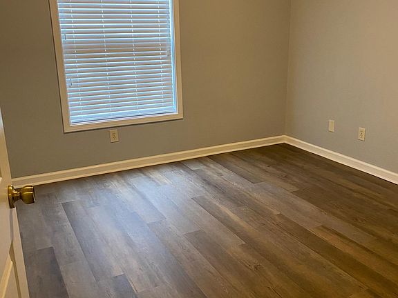 3rd image of 802 Moultrie Ct