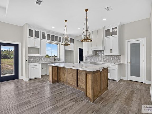 5th image of 21078 Azalea St