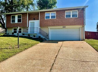 220 Breckenridge Dr, Belleville, IL 62221
