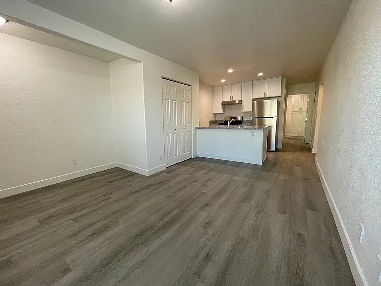 1823 Gardenia Ave #B — Photo 7