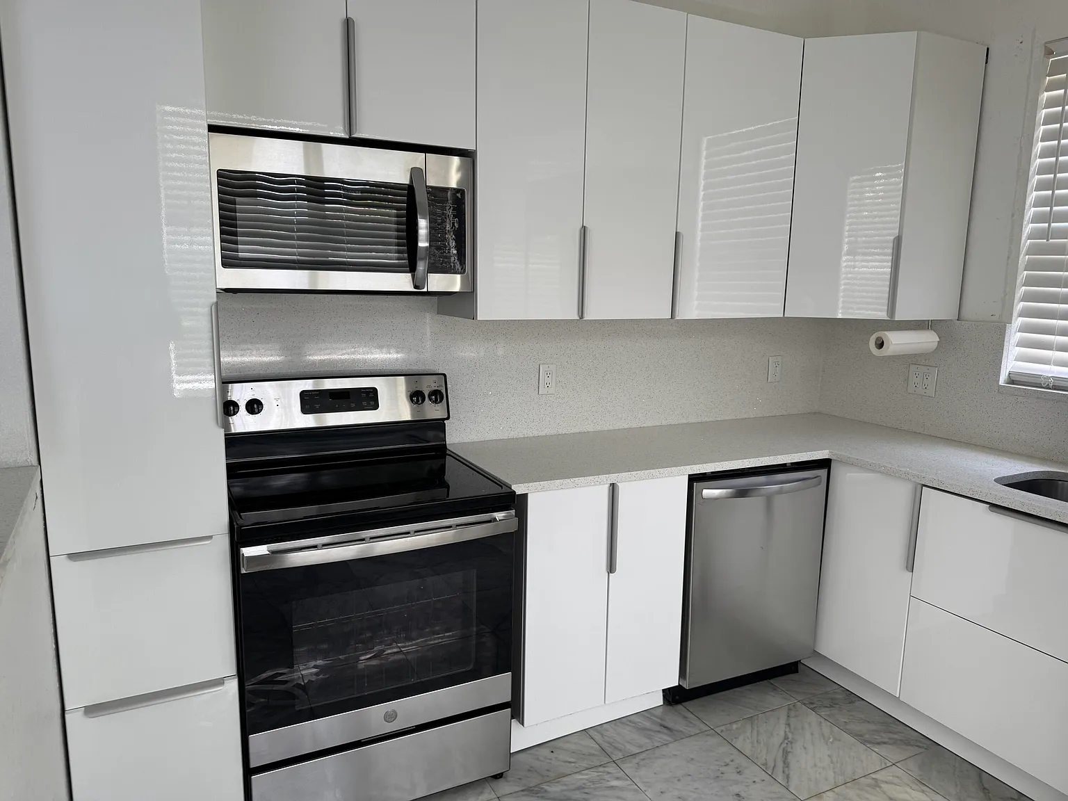3 bed, 2.0 bath, 1402 sqft, $2,700 — Photo 2