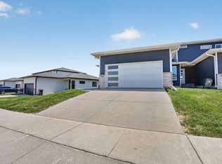 1204 Loren Dr, Cedar Falls, IA 50613