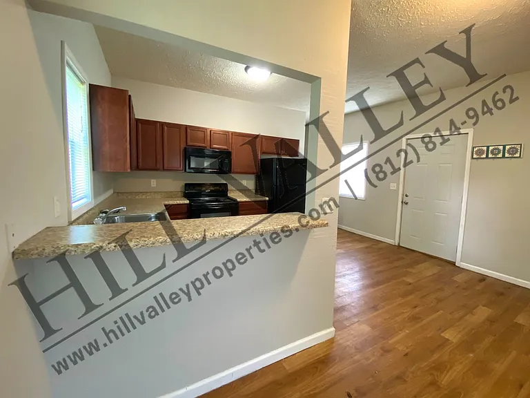 1011 Elm St — Photo 4