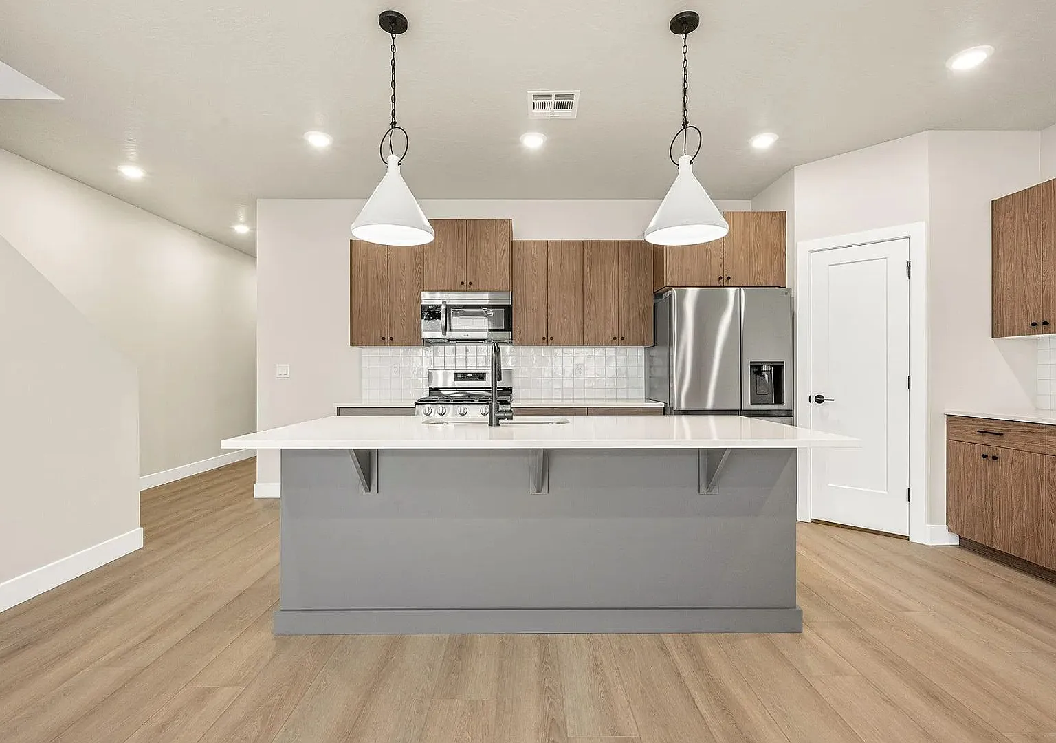 Brand New Beautiful 3 Bedroom Townhome In Great Location! — Photo 2