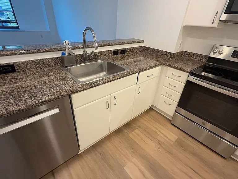260 King St #607 — Photo 13