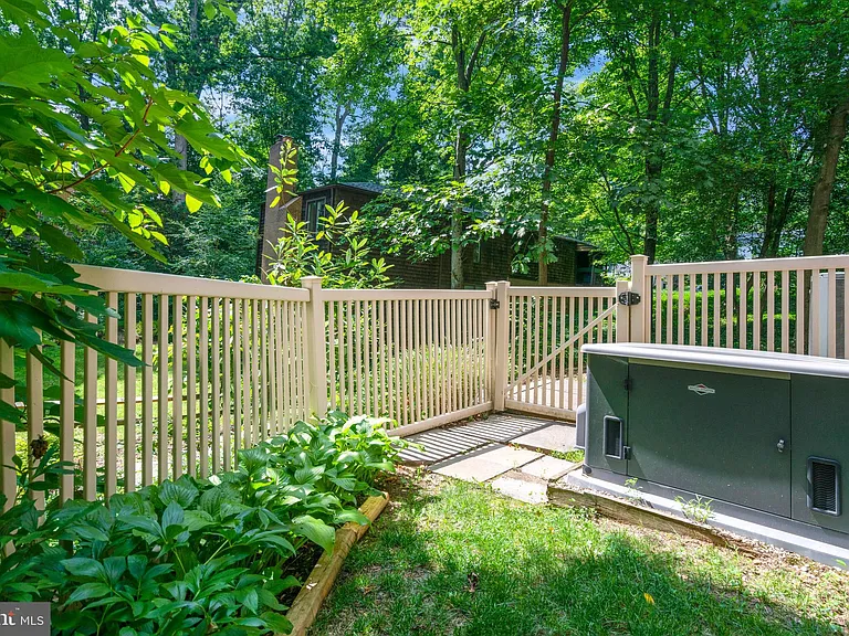 1715 Hollinwood Dr — Photo 54