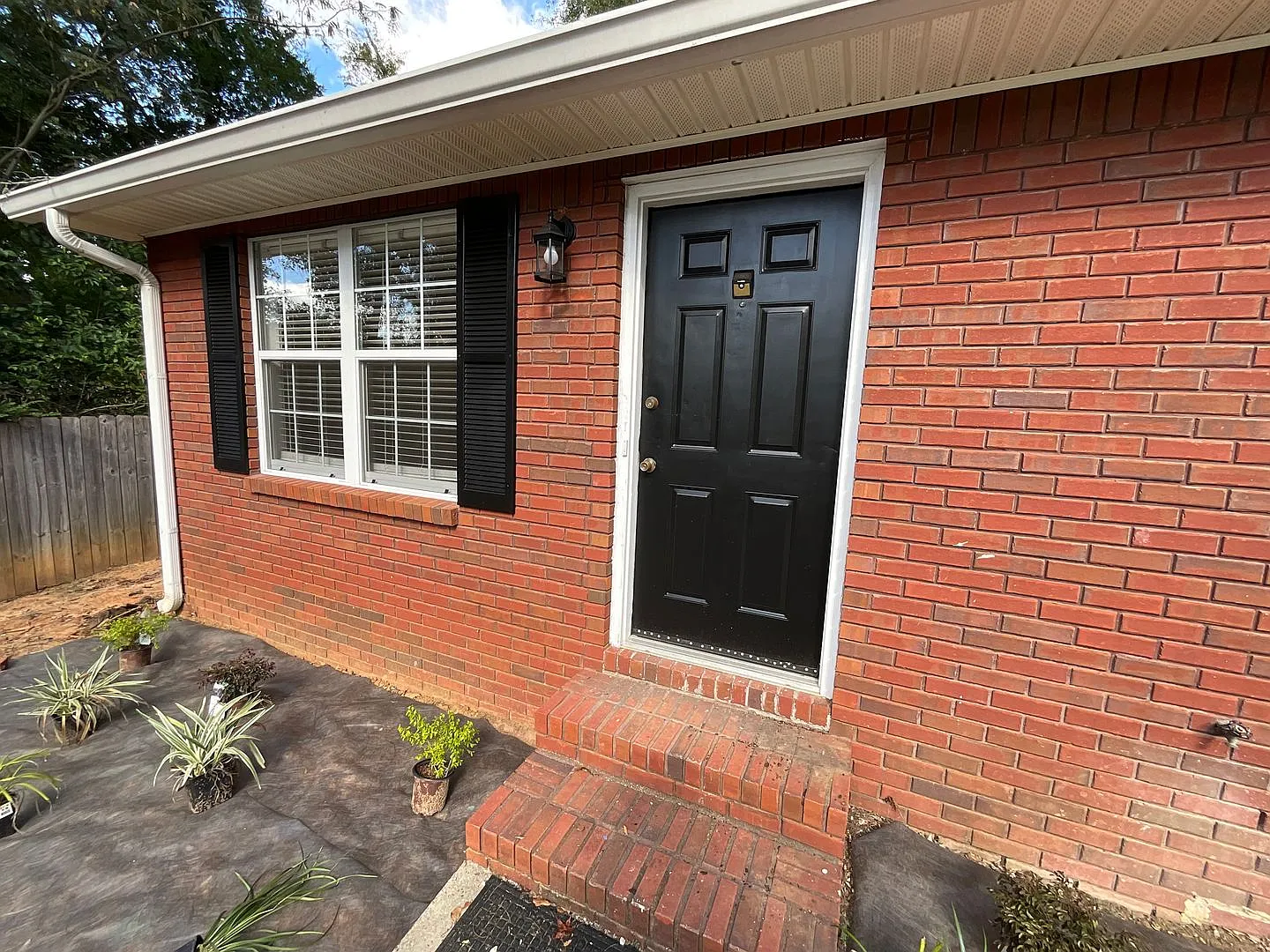 Fully Updated 2/1 Downtown Apartment in Marianna — Photo 1