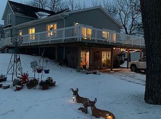 302 3rd St NW, Independence, IA 50644