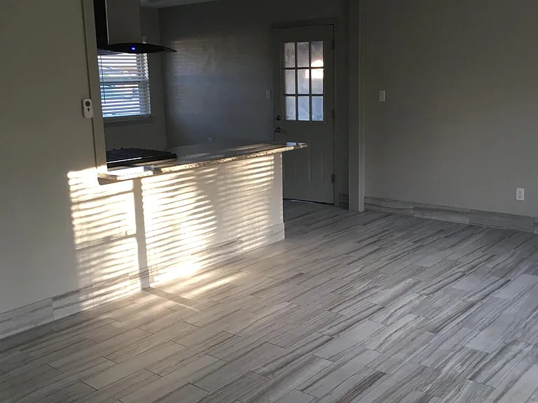 119 S Mercedes Dr — Photo 2