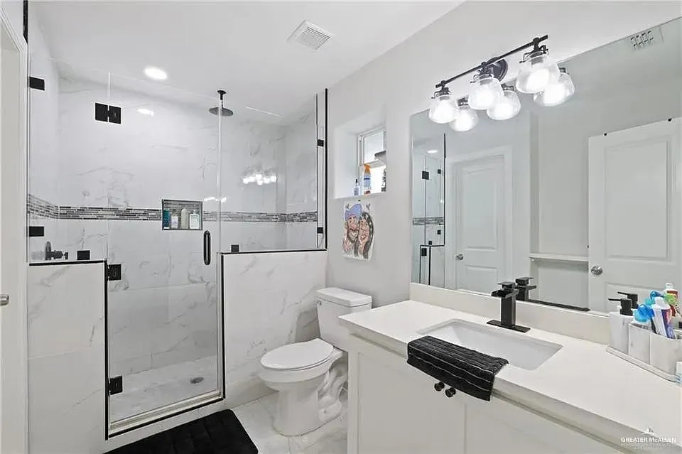 3 bed, 2.0 bath, 1649 sqft, $2,300 — Photo 3